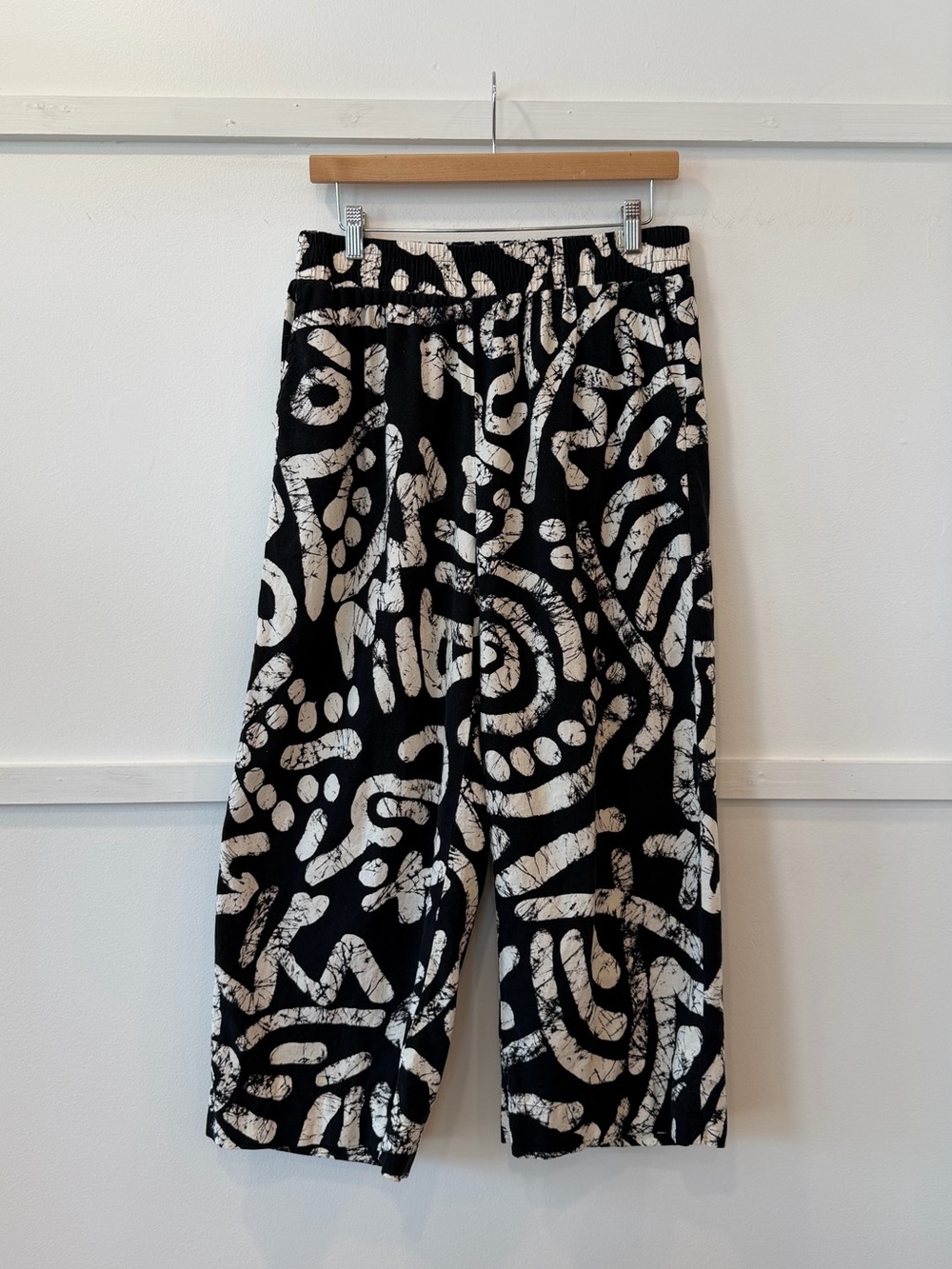 HAUTE HIPPIE Black & White Cropped Batik Style Linen Blend Wide Leg Pants